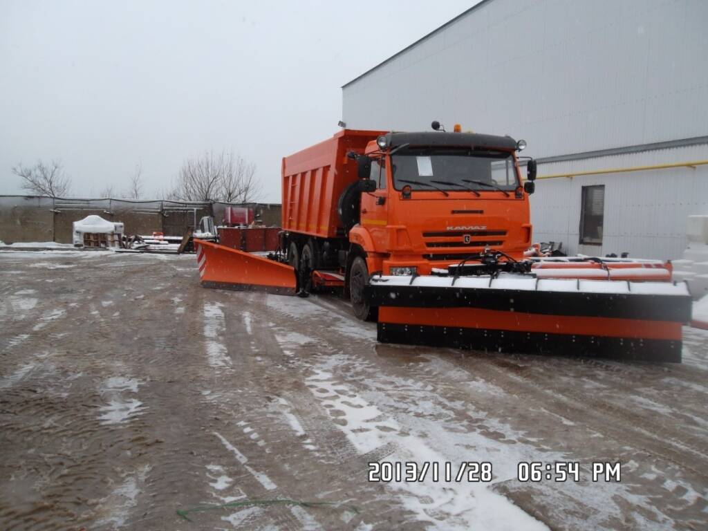 Комбинированная Дорожная Машина КДМ-7881010 на базе самосвала КАМАЗ-6520,  оснащенная Передним магистральным отвалом; Боковым отвалом - FINLEO