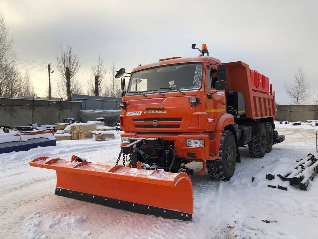 Комбинированная Дорожная Машина КДМ-7881012 на базе самосвала КАМАЗ-65222,  оснащенная Поливомоечным оборудованием (пластиковые емкости); Соплами;  Передним поворотным отвалом - FINLEO